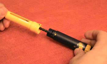 D&eacute;visser le corps du stylo du chargeur de la cartouche