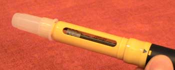 Fixation de l'aiguille sur le stylo